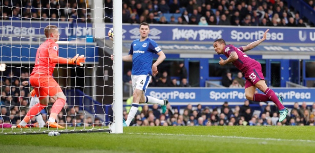 Gabriel Jesus cabeceia para anotar o segundo gol do City sobre o Everton - Carl Recine/Reuters - Carl Recine/Reuters