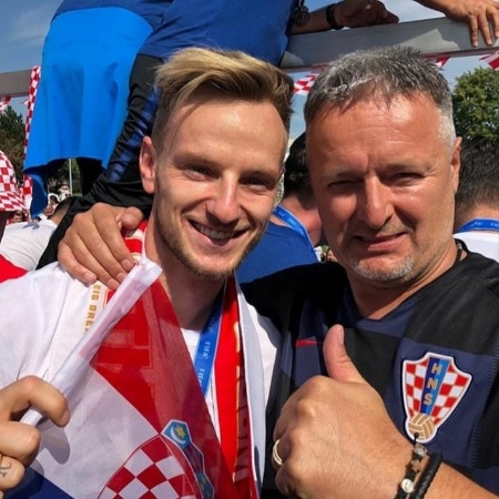Ivan Rakitic ao lado de Marko Perkovic Thompson na comemoração do vice-campeonato da Croácia - Reprodução/Facebook