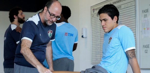 Pedro é avaliado pelo fisioterapeuta Nilton Petrone no CT do Fluminense - Lucas Merçon/Fluminense