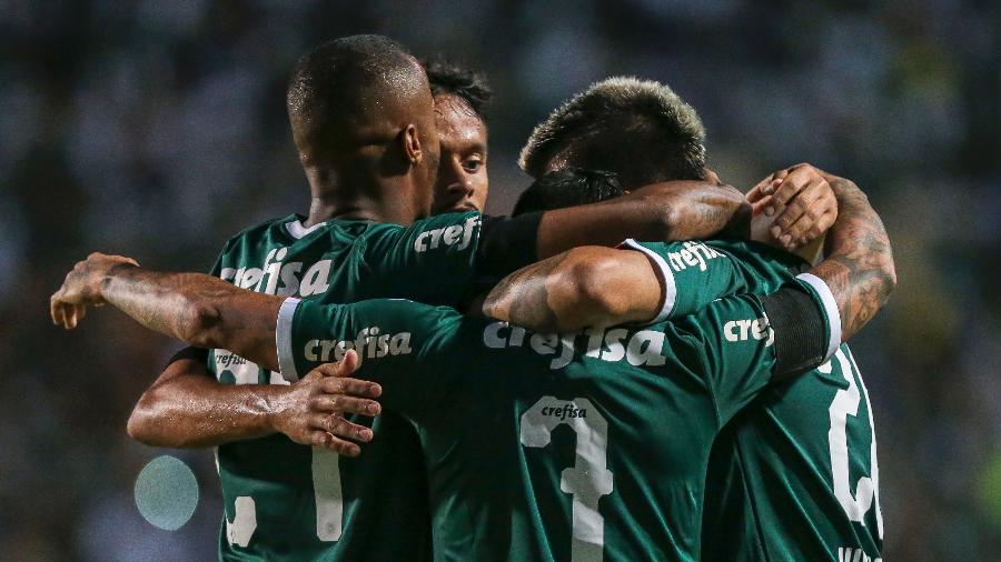 Jogadores do Palmeiras comemoram gol do time sobre o Bragantino - Ale Cabral/AGIF