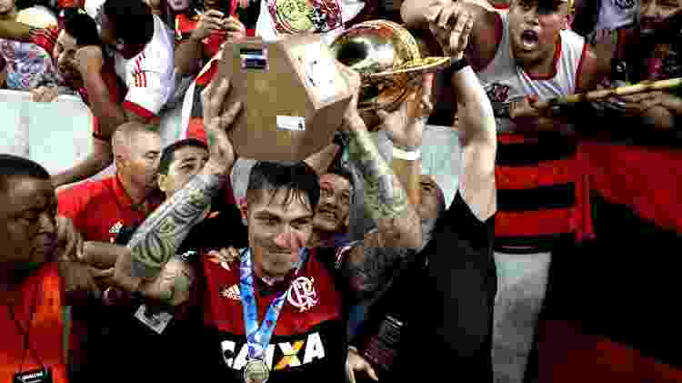 Paolo Guerrero levanta troféu do Carioca vencido pelo Flamengo em 2017 - Ricardo Moraes/Reuters - Ricardo Moraes/Reuters