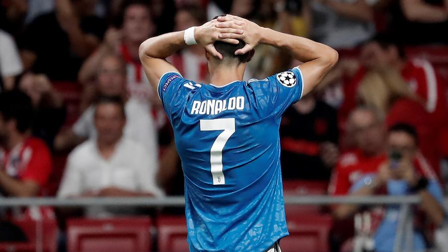 Cristiano Ronaldo se lamenta durante a partida da Juventus contra o Atlético de Madri - Burak Akbulut/Anadolu Agency via Getty Images