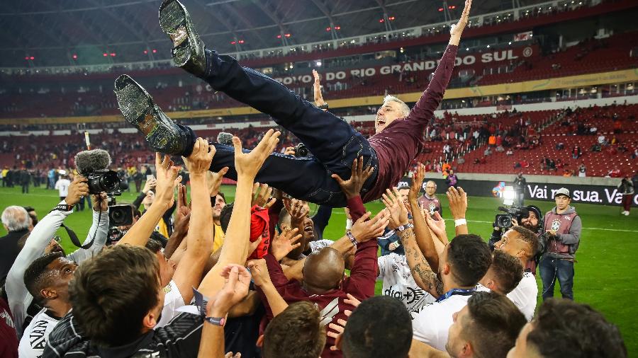 Tiago Nunes, técnico do Athletico, é jogado ao alto após conquistar a Copa do Brasil 2019 - Pedro H. Tesch/AGIF