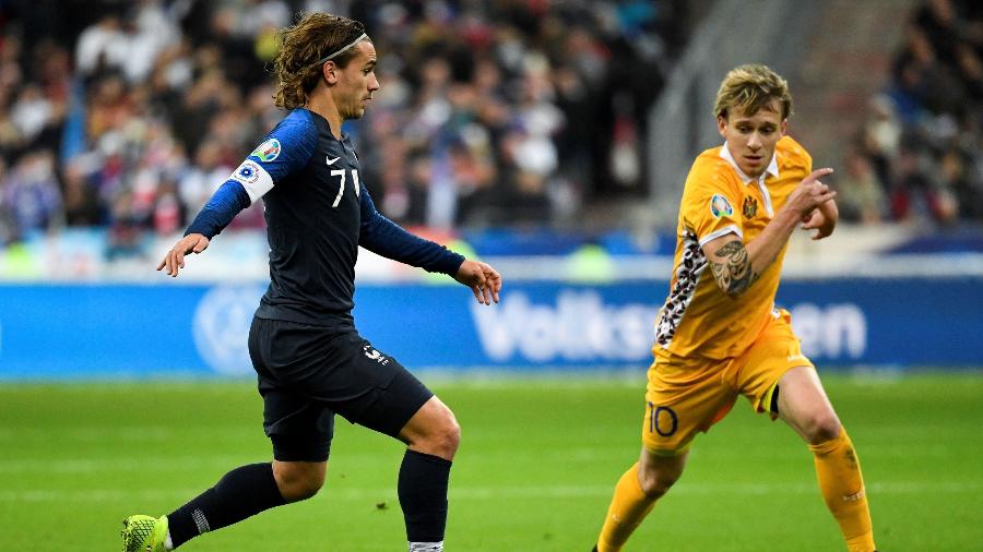 Antoine Griezmann, da França, em lance contra Eugeniu Cociuc, de Moldova, em jogo pelas Eliminatórias da Eurocopa -  Bertrand GUAY / AFP