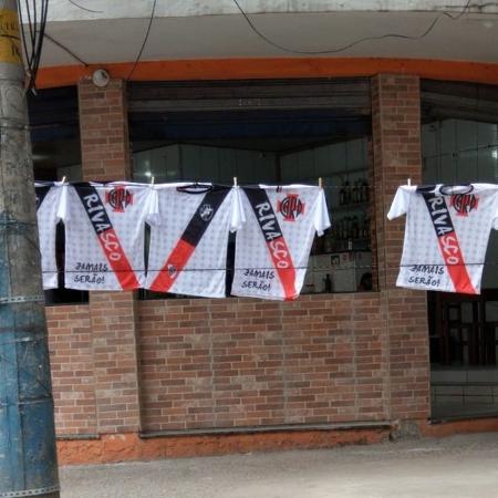 Camisas da "RiVasco" estão sendo vendidas no entorno de São Januário antes da partida entre Vasco e Goiás - UOL Esporte