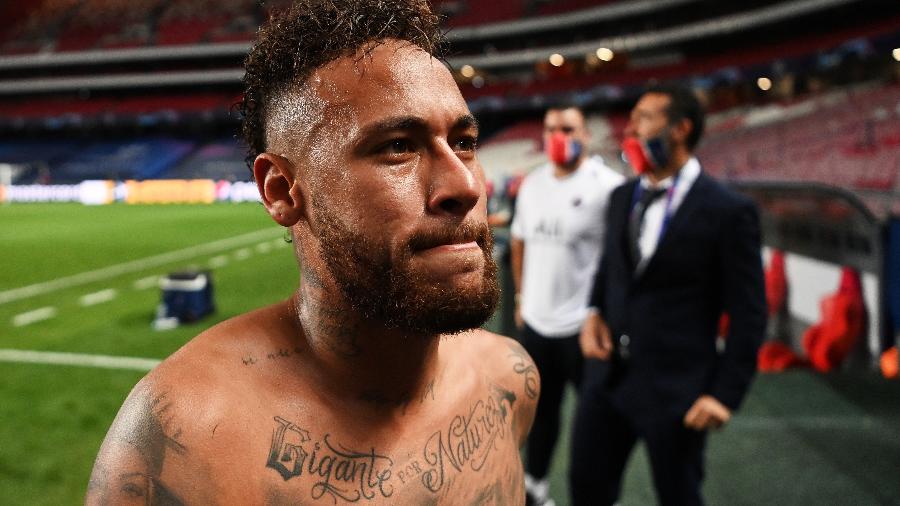 Neymar deixa o gramado do estádio da Luz após a classificação do PSG à final da Champions - Michael Regan - UEFA/UEFA via Getty Images