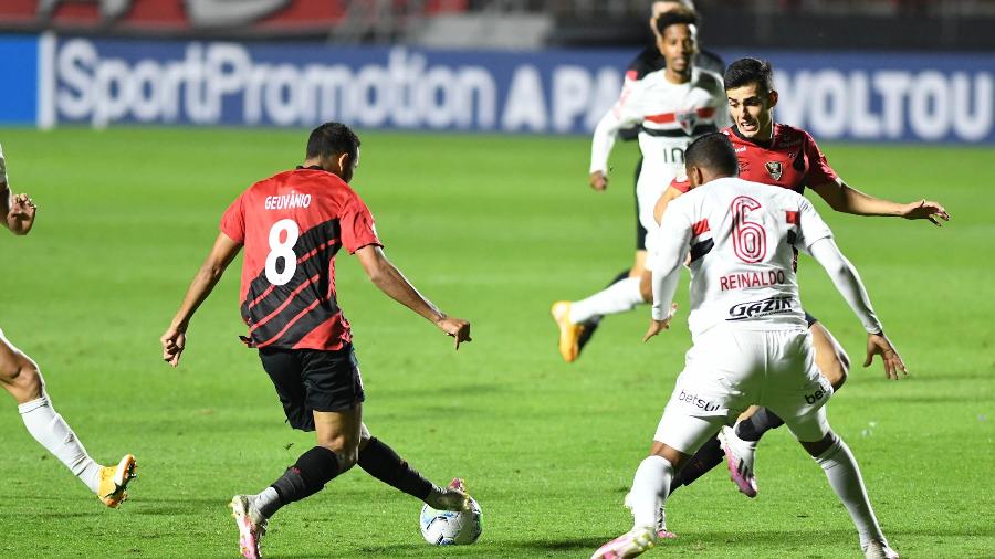 Geuvânio (e) tenta passe para Reinaldo na partida entre São Paulo e Athletico do primeiro turno do Brasileiro - Divulgação/Athletico