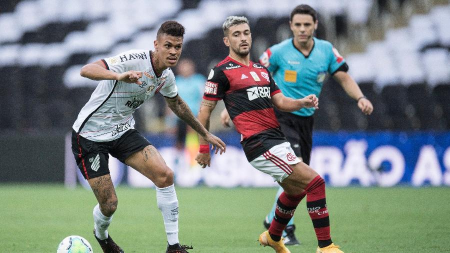 Richard, do Athletico-PR, protege a bola contra a marcação de Arrascaeta, do Flamengo - Jorge Rodrigues/AGIF