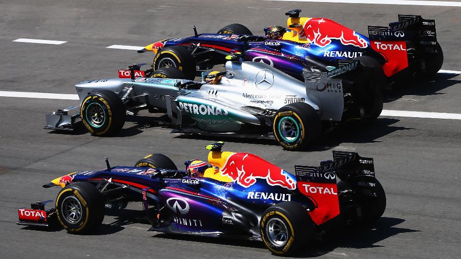 Vettel (acima) briga com Hamilton na primeira volta do GP da Alemanha de 2013, com Webber logo atrás - Getty Images / Red Bull Content Pool
