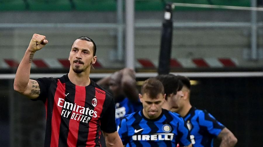 Ibrahimovic comemora gol do Milan contra a Inter de Milão - Miguel MEDINA / AFP)