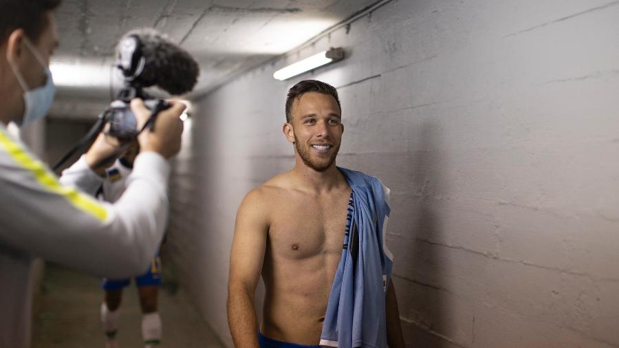 O volante da seleção brasileira Arthur a caminho do vestiário do estádio Centenário - Lucas Figueiredo/CBF