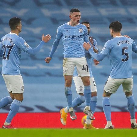 Phil Foden comemora gol do Manchester City contra o Brighton - Getty Images