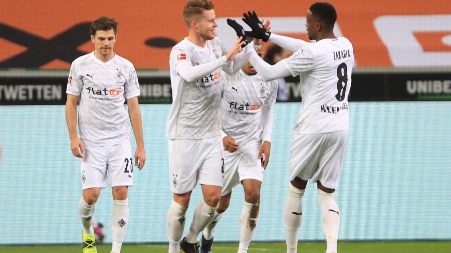 Nico Elvedi comemora gol pelo Moenchengladbach no clássico contra o Borussia Dortmund - WOLFGANG RATTAY/AFP