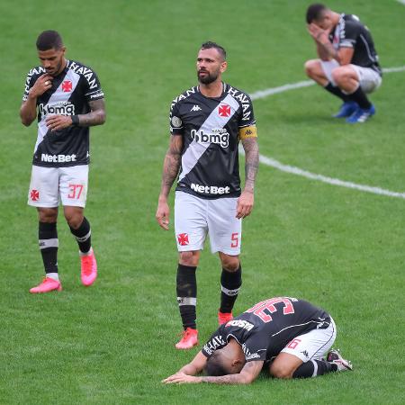 Jogadores do Vasco desabam após empate com Corinthians; clube está próximo de queda - Marcello Zambrana/AGIF