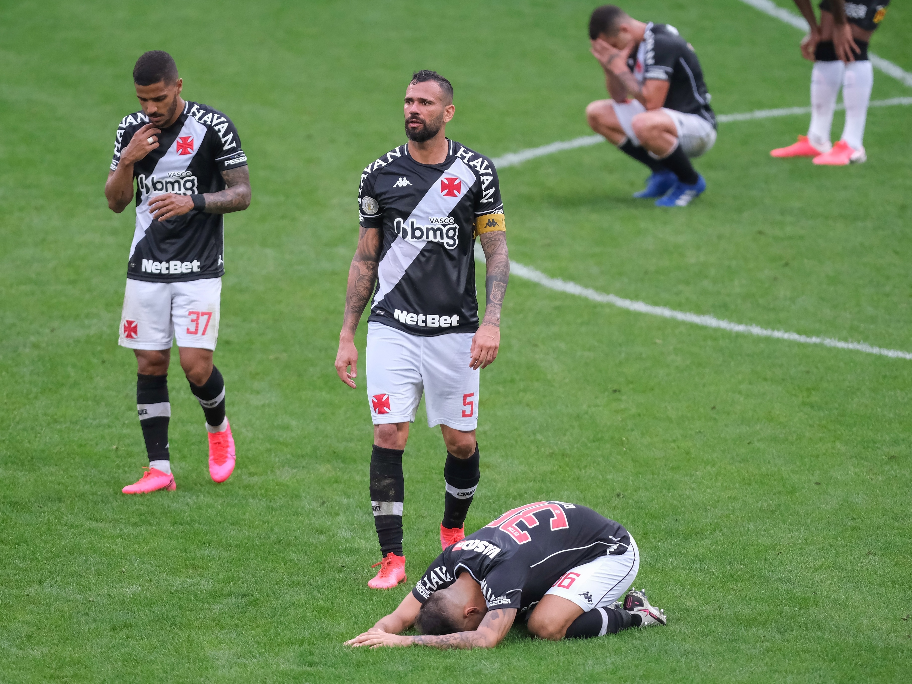 Com terceira queda, Grêmio só não supera rebaixamentos do Vasco