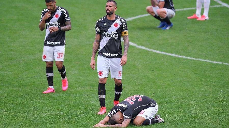 Jogadores do Vasco desabam após empate com Corinthians; apenas milagre salva de queda para Série B - Marcello Zambrana/AGIF