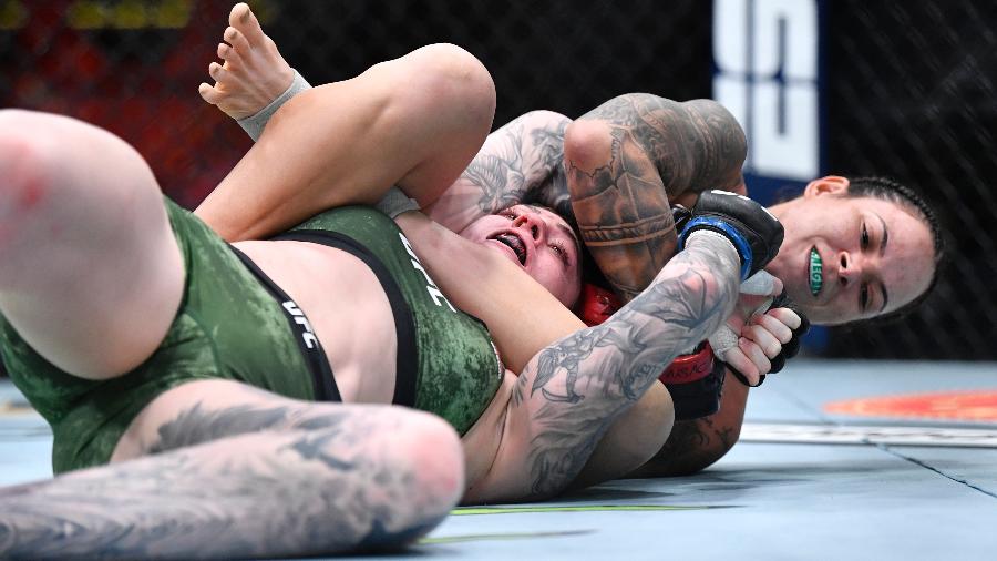 Amanda Nunes aplica golpe em Megan Anderson durante UFC 259 - Chris Unger/Zuffa LLC