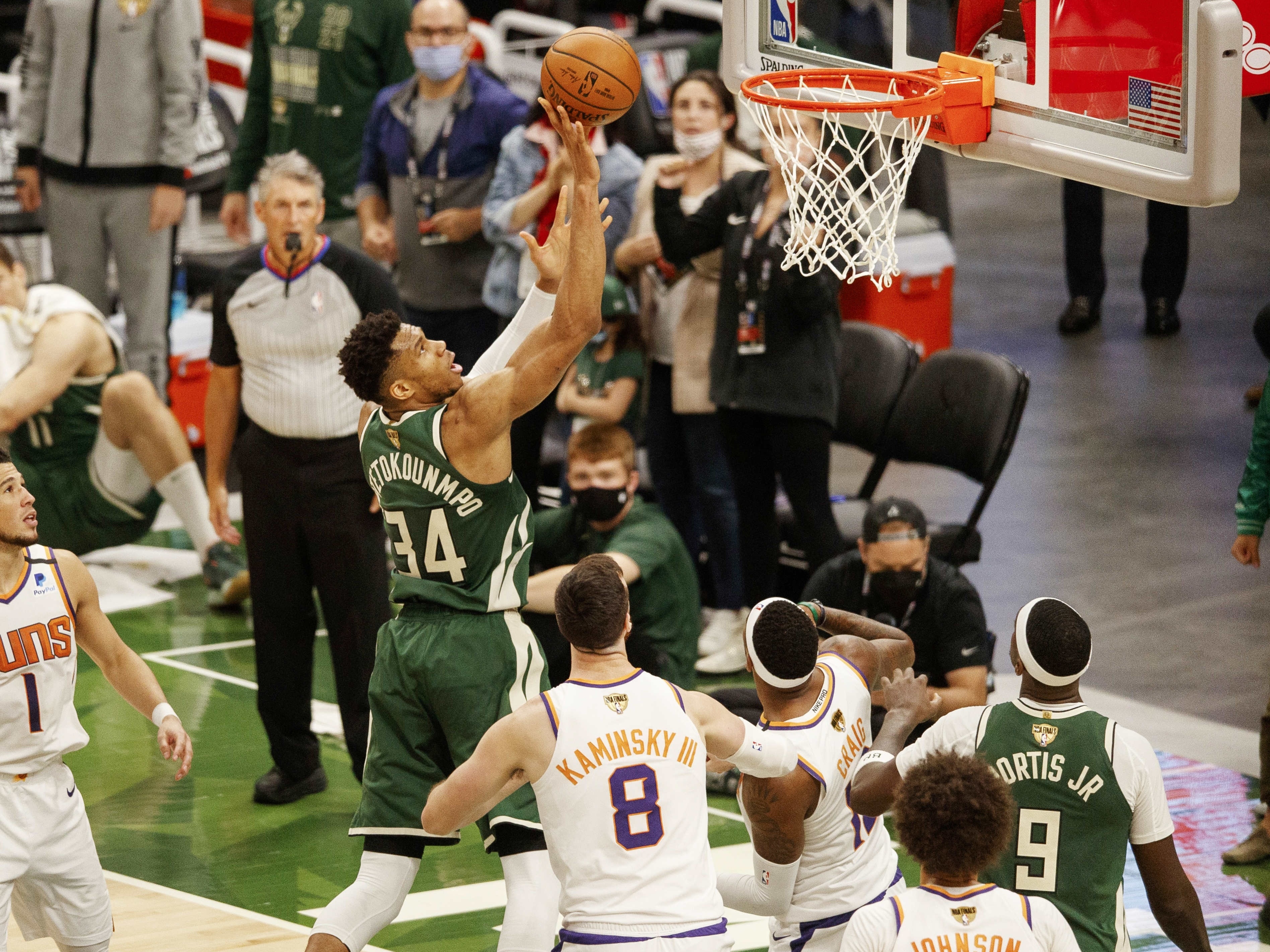 Lesão horrivel de Giannis Antetokounmpo 