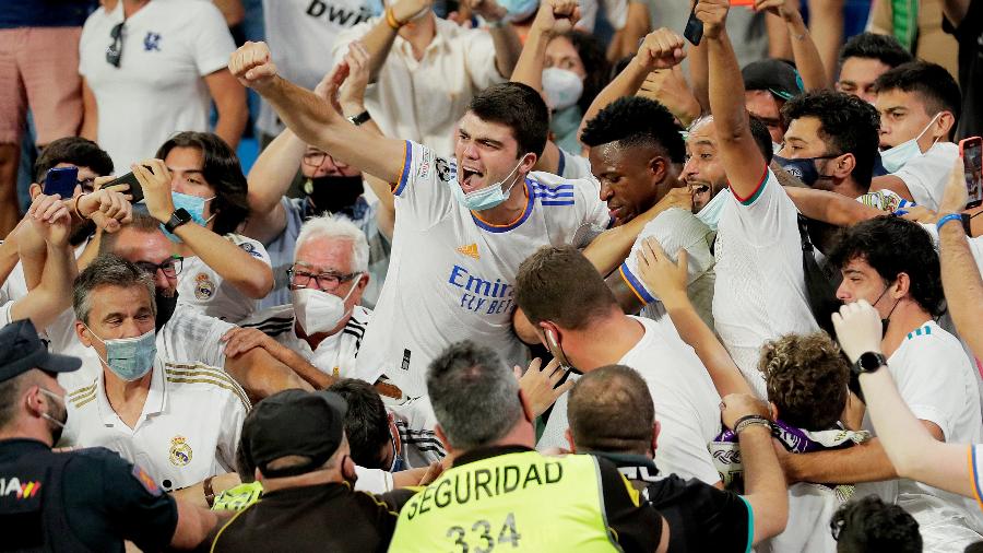 Vinicius Junior comemora com torcedores após marcar para o Real Madrid contra o Celta de Vigo pelo Campeonato Espanhol - David S. Bustamante/Soccrates/Getty Images