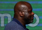 "Gigante" Shaquille O'Neal vira meme após posar ao lado de pódio da F1