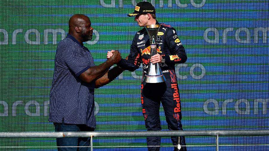 Shaquille O"Neal cumprimenta Max Verstappen, vencedor do Grande Prêmio dos Estados Unidos de Fórmula 1 - Jared C. Tilton/Getty Images/AFP