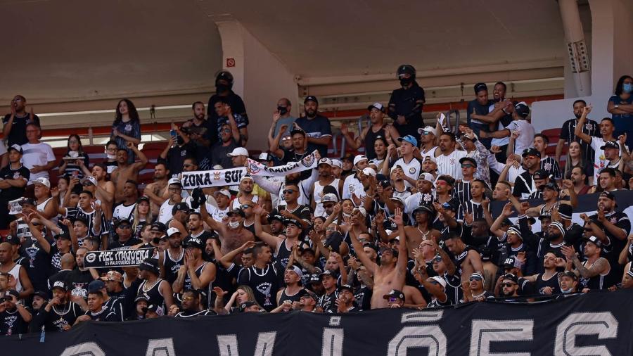 Torcida do Corinthians no Beira-Rio, estádio do Internacional - Maxi Franzoi/AGIF