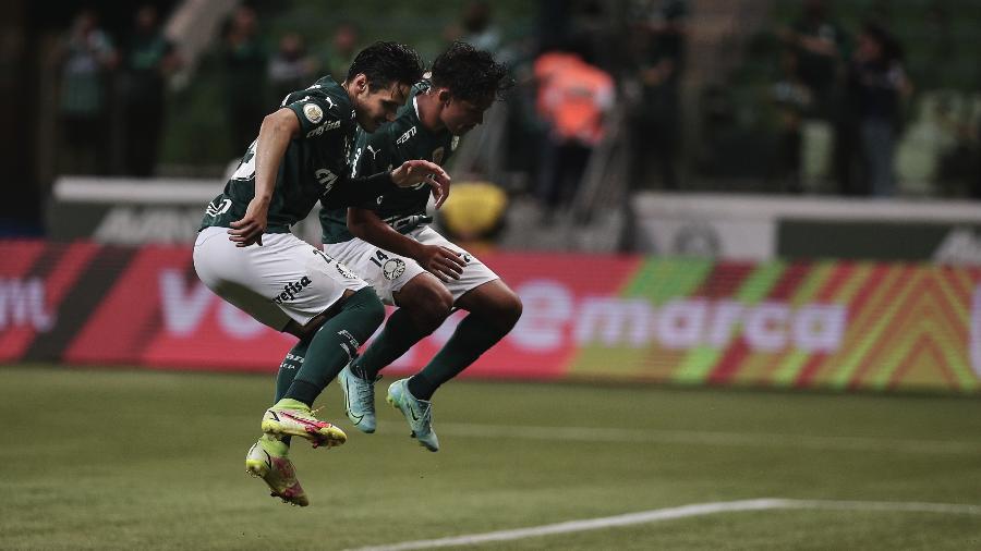 Scarpa e Raphael Veiga comemoram gol do Palmeiras contra o Atlético-GO - Ettore Chiereguini/AGIF