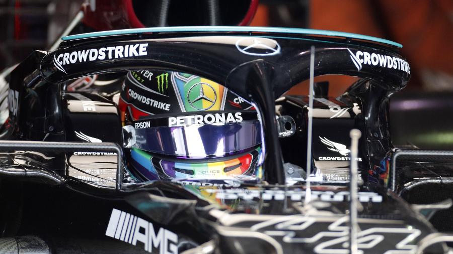 Capacete de Lewis Hamilton com a bandeira LGBTQIA+ antes do 1º treino livre do GP do Qatar - REUTERS/Thaier Al-Sudani