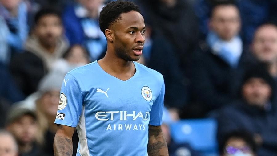 Sterling marca gol sobre o Everton no Campeonato Inglês - PAUL ELLIS / AFP