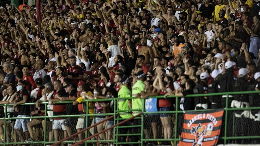 Torcedores do Flamengo acompanham a estreia do time no Carioca 2022, no Luso-Brasileiro, contra a Portuguesa - Jorge Rodrigues/AGIF
