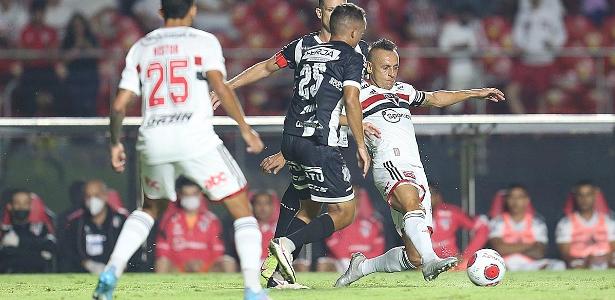 Rafinha briga pela bola durante jogo entre São Paulo e Inter de Limeira, pelo Campeonato Paulista