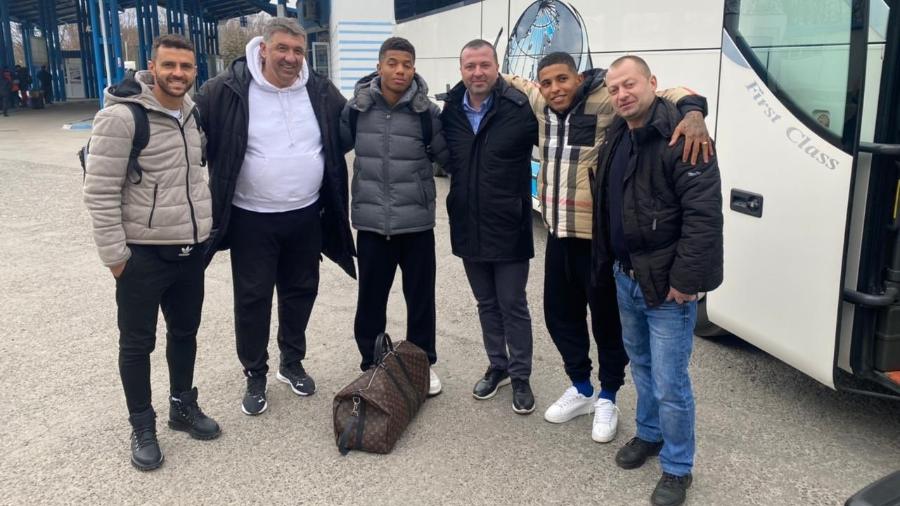 David Neres (ao centro) já está na Romênia com um grupo de 50 brasileiros - Reprodução/Twitter/tariqpanja