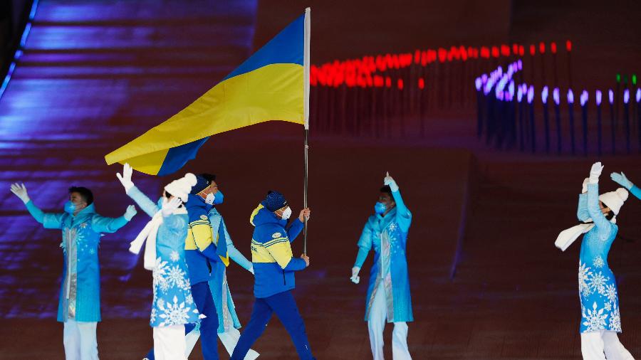 13.3.22 - Porta-bandeira da Ucrânia durante a cerimônia de encerramento dos Jogos Paralímpicos de Inverno de Pequim - PETER CZIBORRA/REUTERS