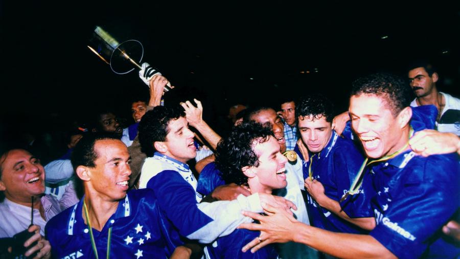 Palhinha (c) e Marcelo Ramos (d) comemoram com os jogadores do Cruzeiro o título da Copa do Brasil de 1996 - PAULO PINTO/ESTADÃO CONTEÚDO/AE