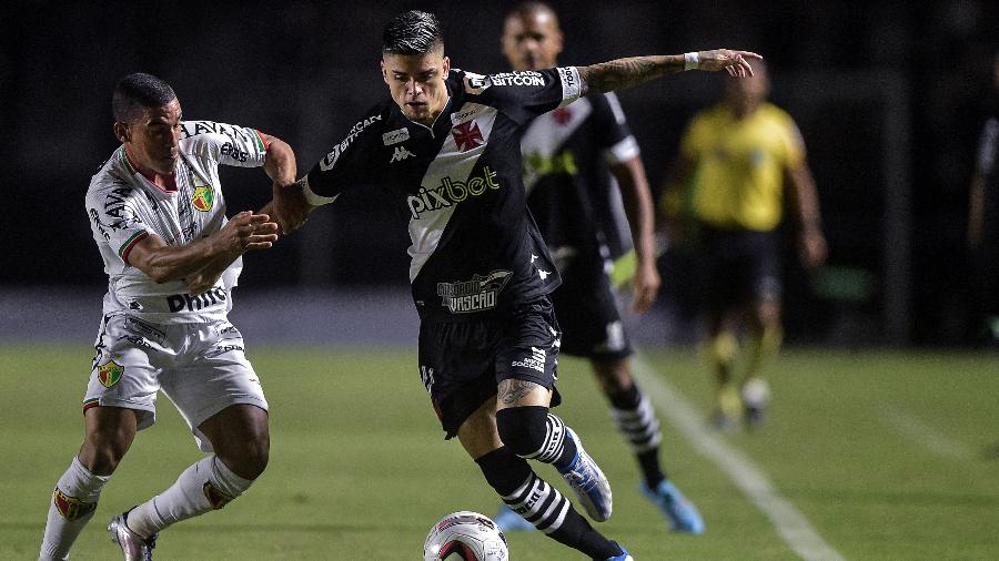 Gabriel Pec, do Vasco, disputa lance com Toty, do Brusque, em jogo pela Série B - Thiago Ribeiro/AGIF