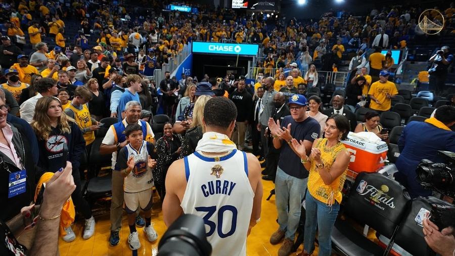 Stephen Curry deixa a quadra após vitória do Golden State Warriors - NBA/Twitter