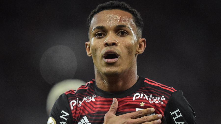 Lázaro, meia-atacante do Flamengo, comemora gol sobre o Atlético-GO - Thiago Ribeiro/AGIF