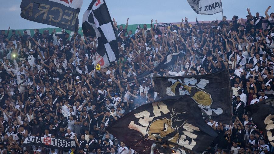 Torcedores do Vasco comemoram gol sobre o Ituano em jogo da Série B: alívio com o acesso em meio a grande sofrimento - Diogo Reis/AGIF