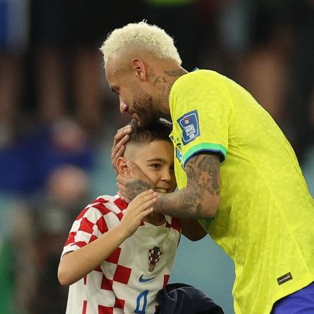 Neymar é consolado por filho de jogador da Croácia após eliminação do Brasil na Copa - Adrian DENNIS / AFP - Adrian DENNIS / AFP