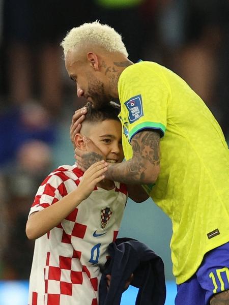 Neymar é consolado por filho de jogador da Croácia após eliminação do Brasil na Copa - Adrian DENNIS / AFP