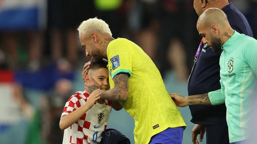 Neymar é consolado por filho de jogador da Croácia após eliminação do Brasil na Copa - Adrian DENNIS / AFP