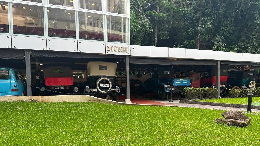 Exposição de carros antigos no Memorial Necrópole Ecumênica, onde Pelé foi enterrado, em Santos (SP) - Eder Traskini/UOL