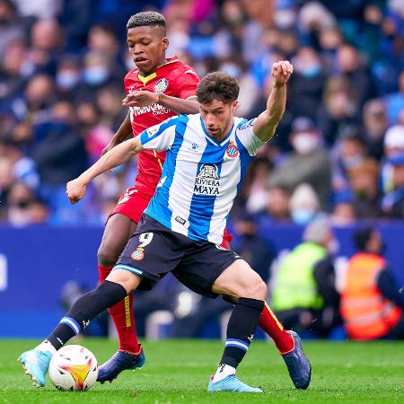 Javi Puado e Florentino  disputam lance na partida entre Getafe e Espanyol - Pedro Salado/Quality Sport Images/Getty Images