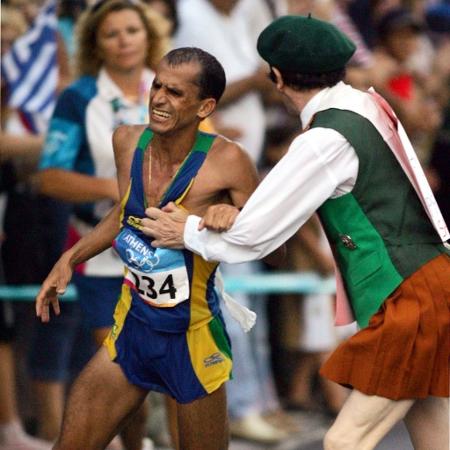 Cornelius Horan agarra o maratonista brasileiro Vanderlei Cordeiro de Lima, que liderava a maratona, e o derruba, nos Jogos olímpicos de Atenas, em 2004