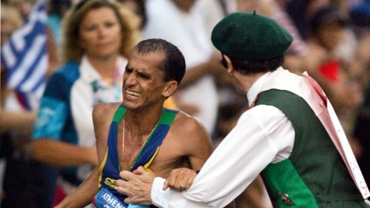 Vanderlei Cordeiro de Lima foi agarrado durante maratona em 2004. A gafe na organização dos Jogos permitiu que um espectador invadisse a prova