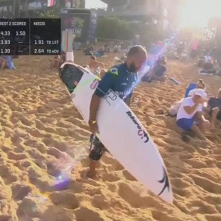 Jadson André usa relógio da WSL antes de entrar na água em Pipeline, no Havaí - Reprodução/WSL