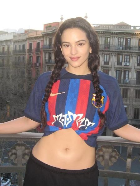 Barcelona homenageará a cantora Rosalía em camisa que será usada no clássico contra o Real Madrid - Divulgação/FC Barcelona