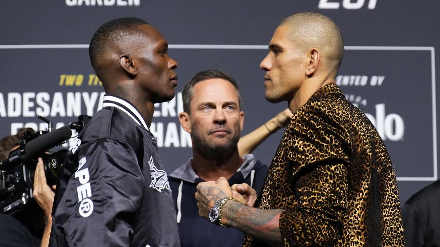 Israel Adesanya (à esquerda) e Alex Poatan (à direita) em encarada no UFC 281 - Chris Unger/Zuffa LLC