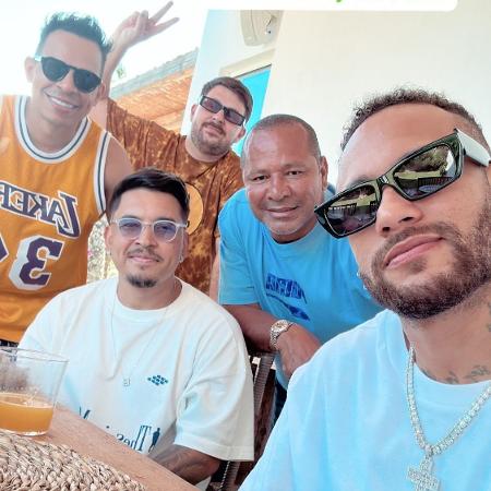Neymar ao lado de seu pai e seus "parças" em Ibiza