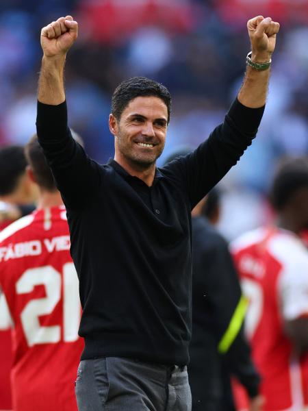 Técnico do Arsenal, Mikel Arteta comemora após equipe vencer a Supercopa da Inglaterra